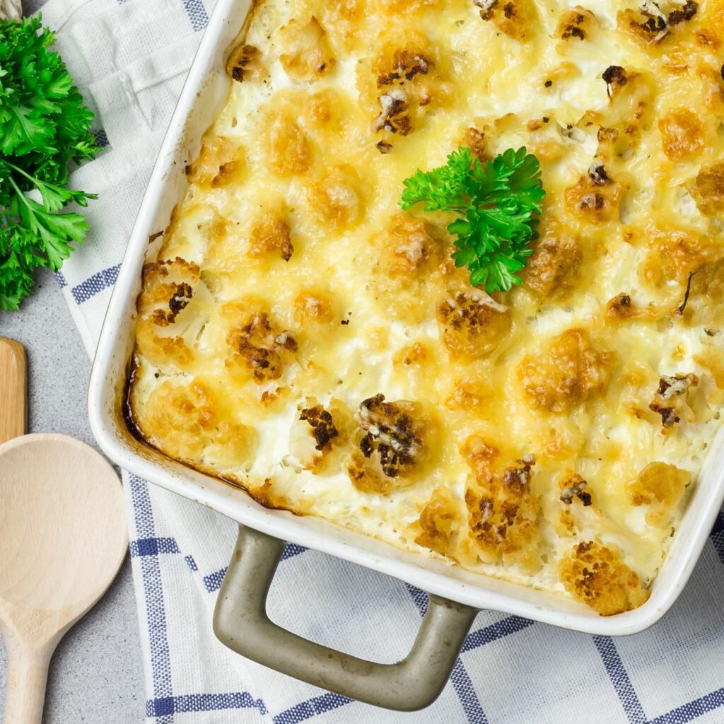 Květák kastrol s brokolicí a pórkem je zobrazen shora v pekáči