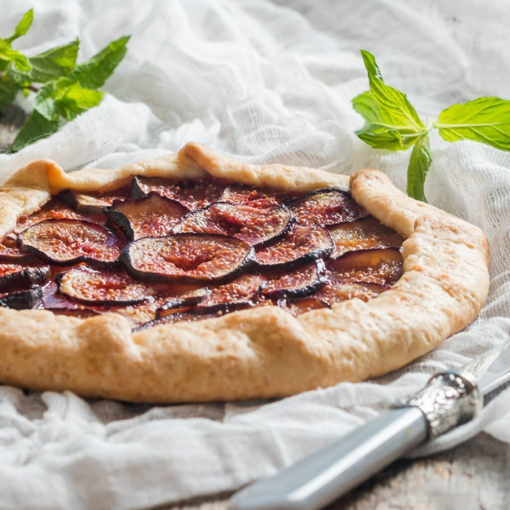 Fíková galette na obrázku zdobená mátou.