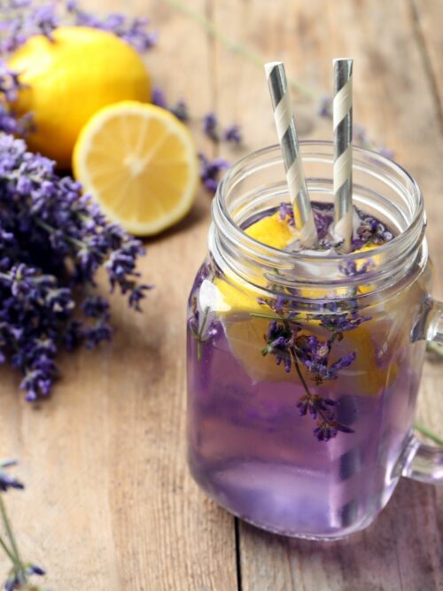 Lavendel-Limonade wird in einem Glas mit Henkel und Strohhalm serviert.