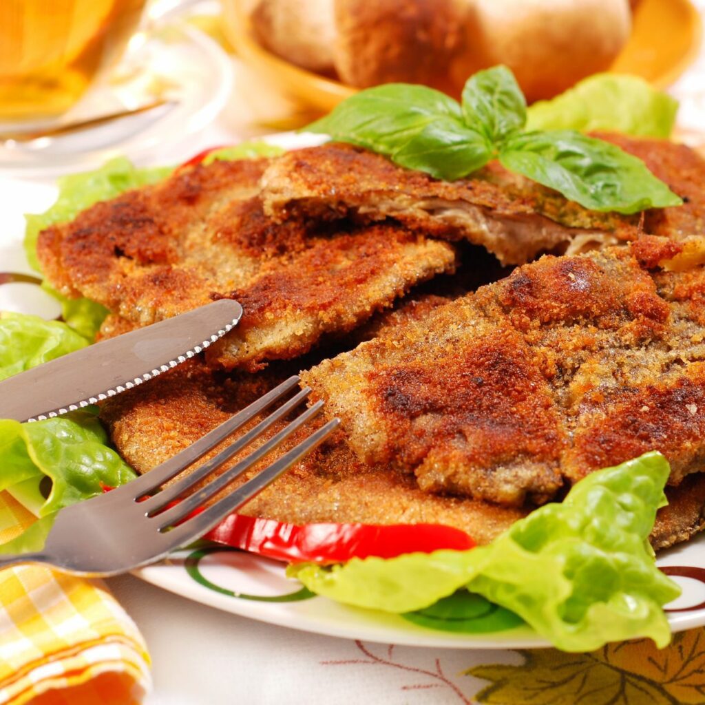 Bedlové řízky podáváme na talíři se salátem.