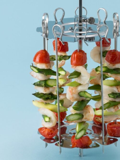 Scampi-Spieße aus der Heißluftfritteuse werden auf dem Drehspießrotator gezeigt.