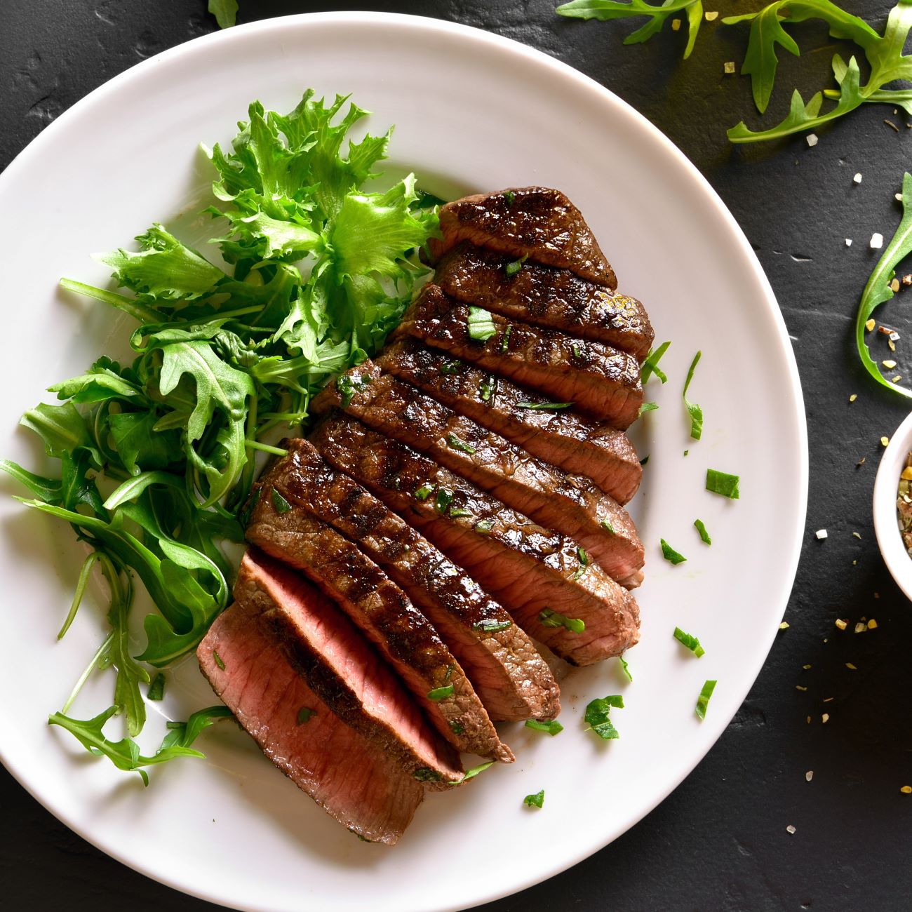 Steak z horkovzdušné fritézy je zobrazen na řezu výše se salátem.