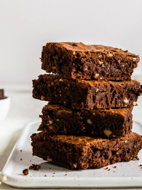 Walnuss-Brownies werden gestapelt gezeigt.