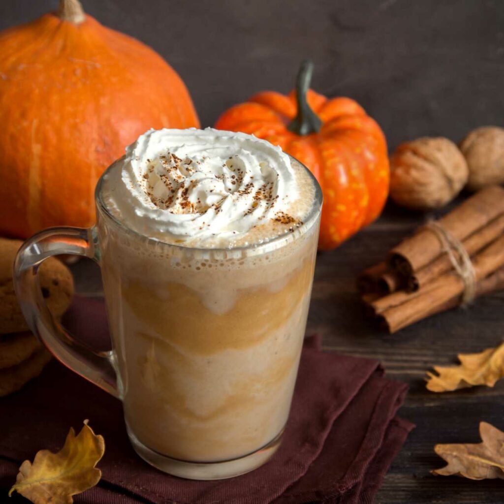 Pumpkin Spice Latte je zobrazeno s podzimní výzdobou.