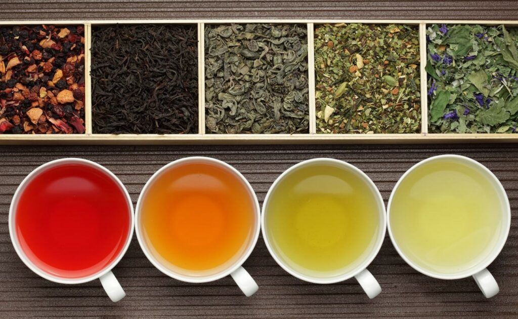 Různé druhy čajů a jejich barva