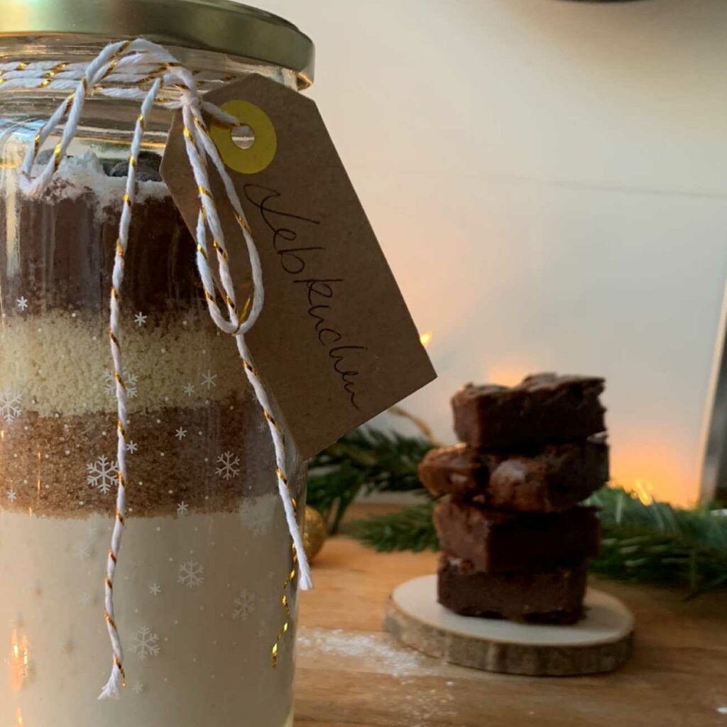 Backmischung im Glas wird mit gebackenem Lebkuchen gezeigt.