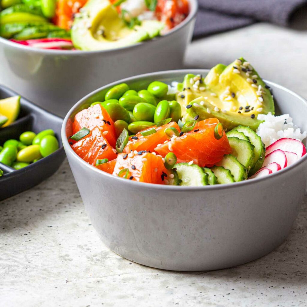 Poké Bowl wird in einer grauen Schale serviert.
