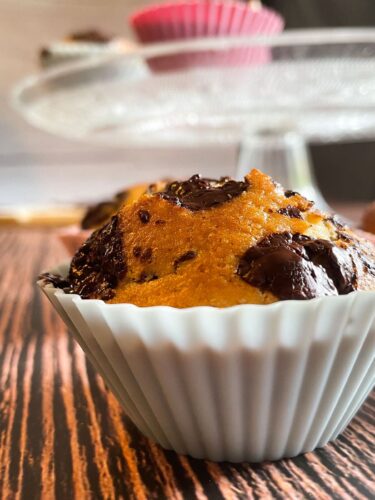 Muffins aus der Heißluftfritteuse werden sehr nah in einem hellblauen Förmchen gezeigt.